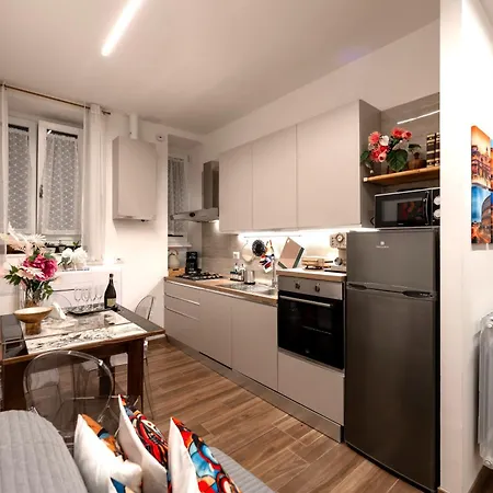 Bohemian Pigneto Rhome - 2 Bdr 2 Bath Family Friendly Comfort & Elegance - Colosseum At 4 Metro Stops - Secure & Vibrant Area, Pigneto Metro & Historic Car Free Island At 10 Min Walk - Easy Access To Termini, La Sapienza, Policlinico Umberto I Apartment