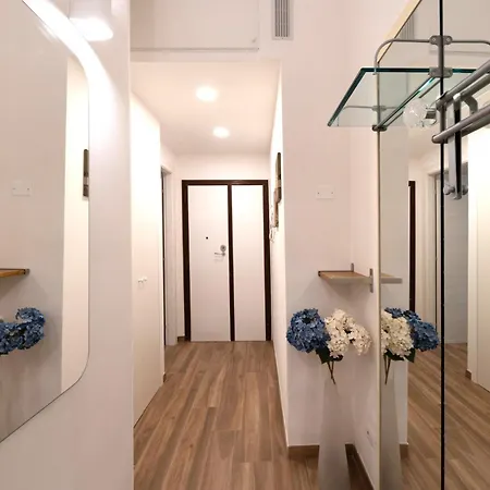 Bohemian Pigneto Rhome - 2 Bdr 2 Bath Family Friendly Comfort & Elegance - Colosseum At 4 Metro Stops - Secure & Vibrant Area, Pigneto Metro & Historic Car Free Island At 10 Min Walk - Easy Access To Termini, La Sapienza, Policlinico Umberto I *