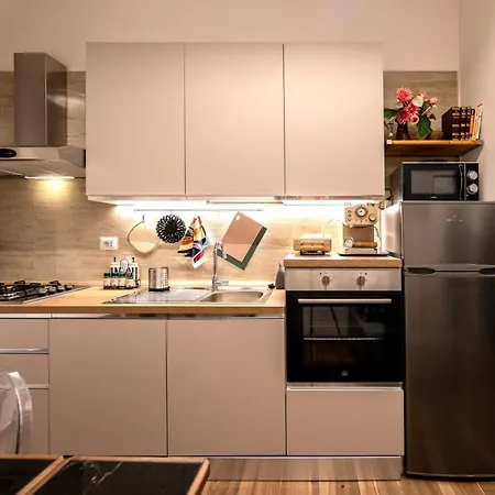 Apartment Bohemian Pigneto Rhome - 2 Bdr 2 Bath Family Friendly Comfort & Elegance - Colosseum At 4 Metro Stops - Secure & Vibrant Area, Pigneto Metro & Historic Car Free Island At 10 Min Walk - Easy Access To Termini, La Sapienza, Policlinico Umberto I