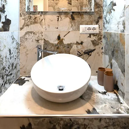 Apartment Bohemian Pigneto Rhome - 2 Bdr 2 Bath Family Friendly Comfort & Elegance - Colosseum At 4 Metro Stops - Secure & Vibrant Area, Pigneto Metro & Historic Car Free Island At 10 Min Walk - Easy Access To Termini, La Sapienza, Policlinico Umberto I *
