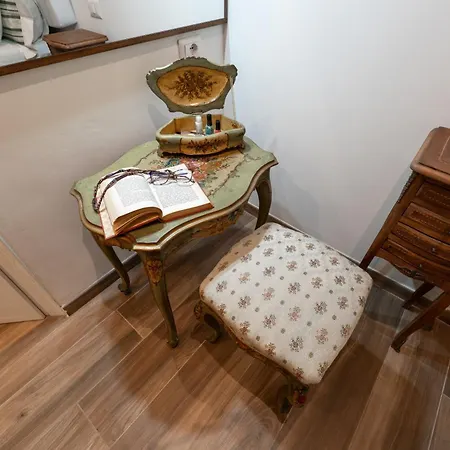 Bohemian Pigneto Rhome - 2 Bdr 2 Bath Family Friendly Comfort & Elegance - Colosseum At 4 Metro Stops - Secure & Vibrant Area, Pigneto Metro & Historic Car Free Island At 10 Min Walk - Easy Access To Termini, La Sapienza, Policlinico Umberto I